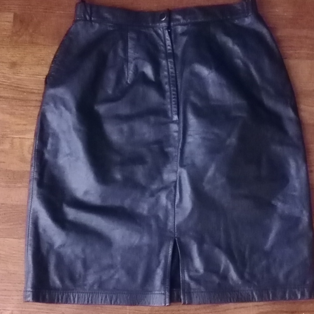Jaqueline Ferrar knee length leather pencil skirt